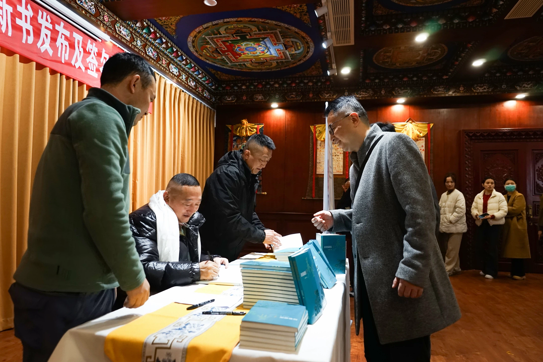 新书发布会签名现场，四朗青佩院长为读者签名