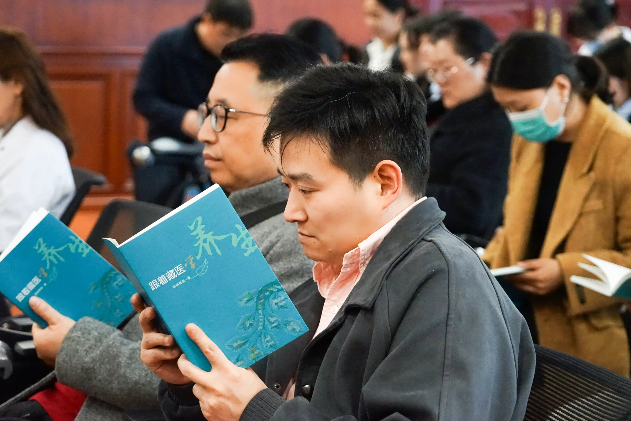 读者们阅读《跟着藏医学养生》