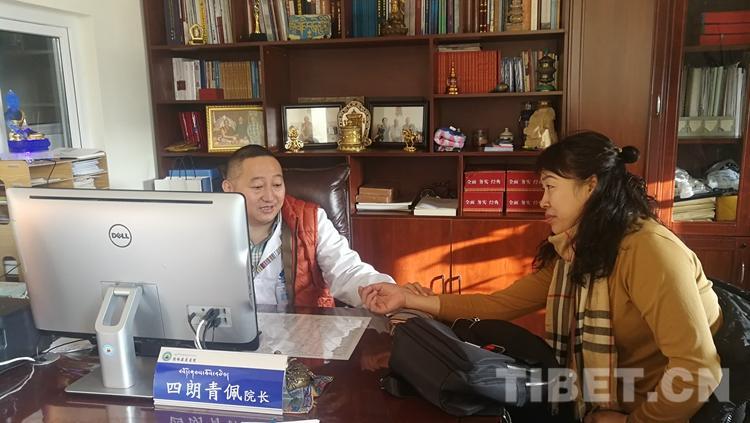 四朗青佩院长在诊室为患者把脉诊治