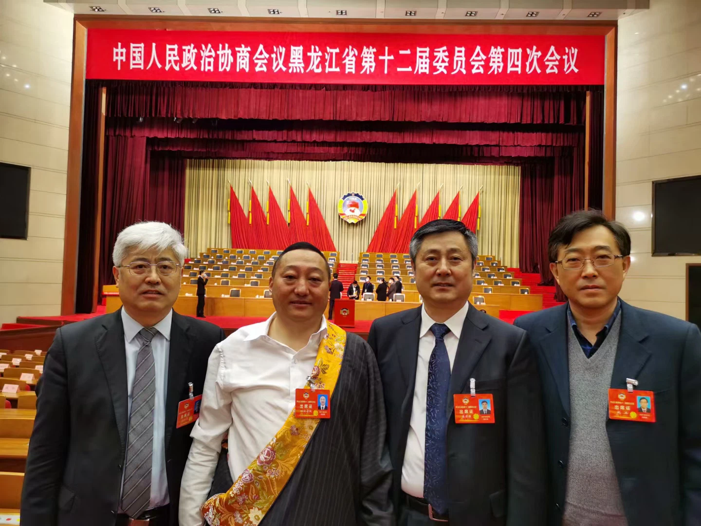 政协会议现场四朗青佩委员就座