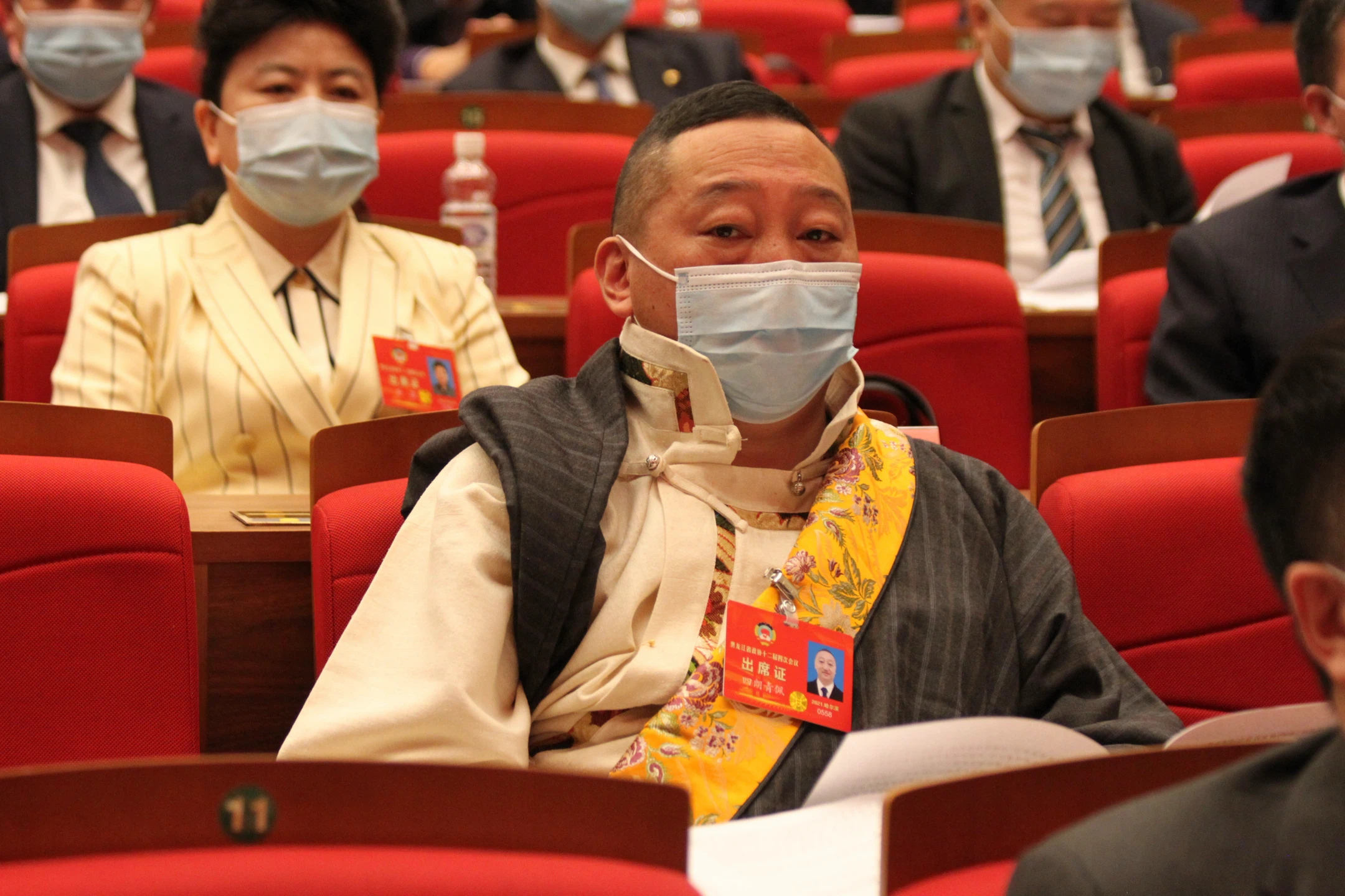 政协黑龙江省十二届四次会议现场，四朗青佩委员名牌