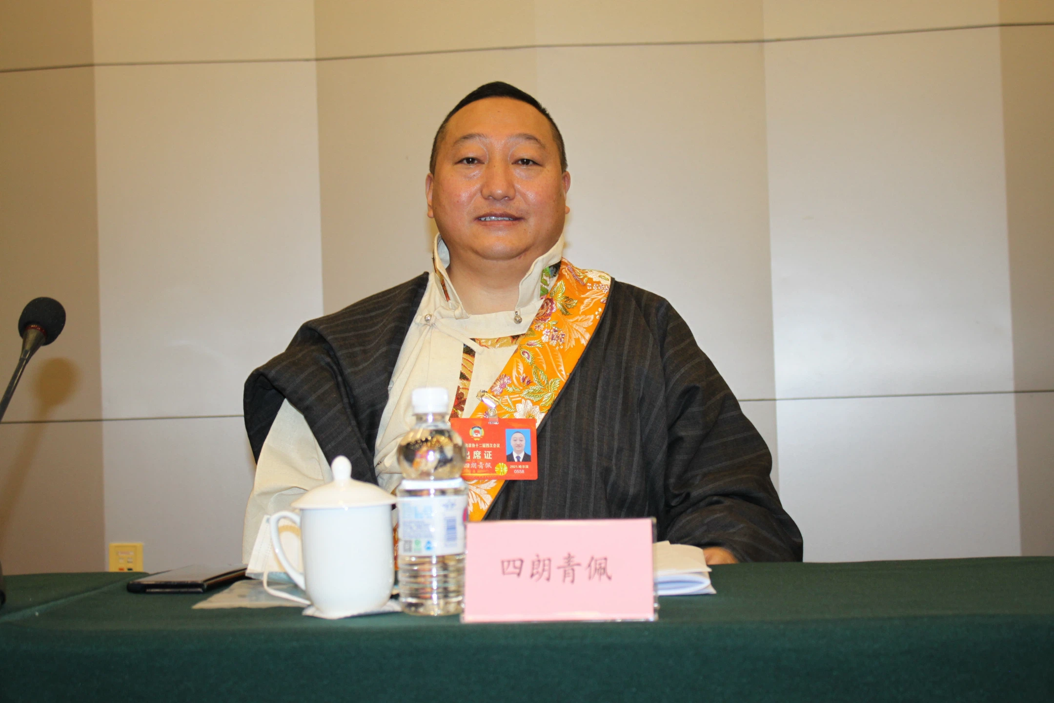 四朗青佩委员在政协会议现场与委员合影