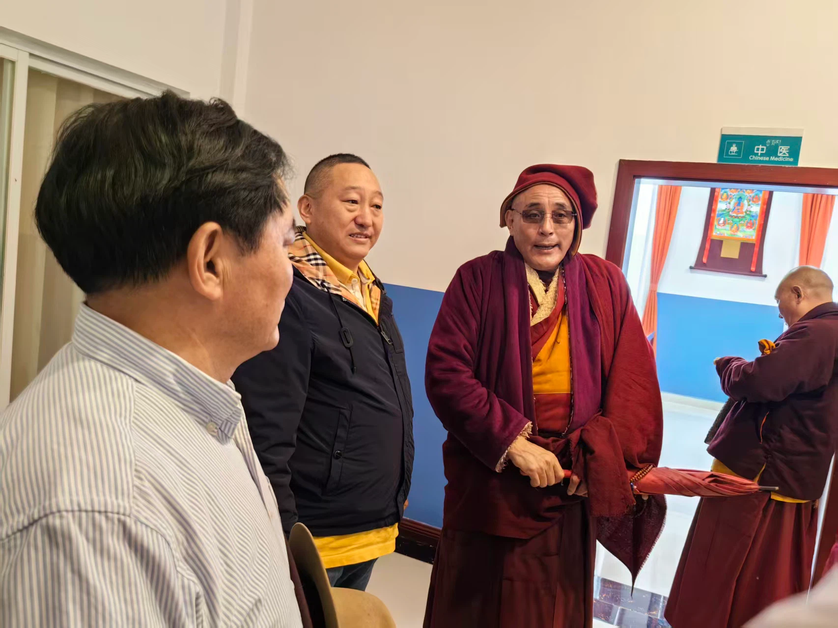 中医科室门前交流藏医药结合发展
