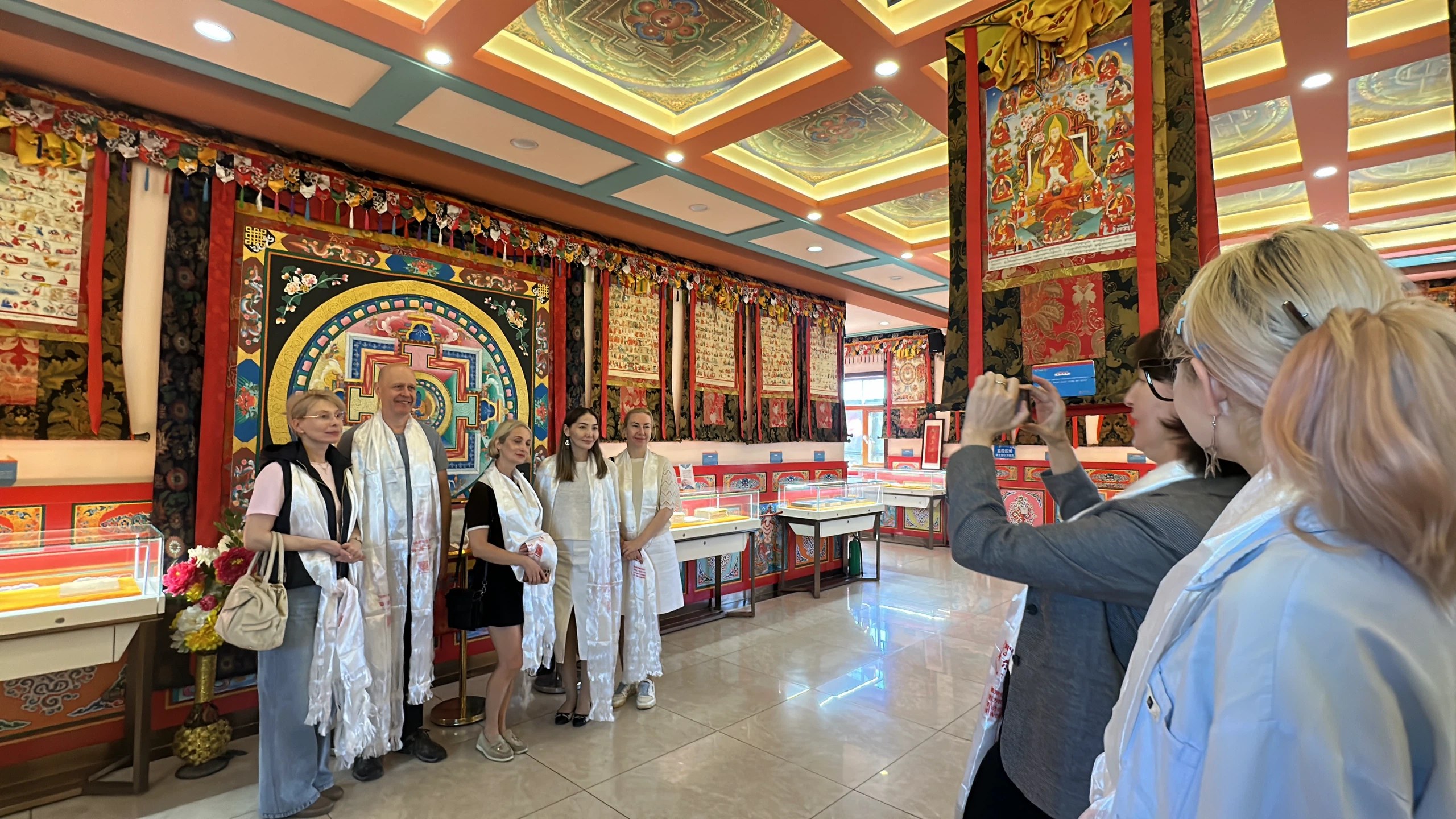 国际友人在文化展厅参观合影