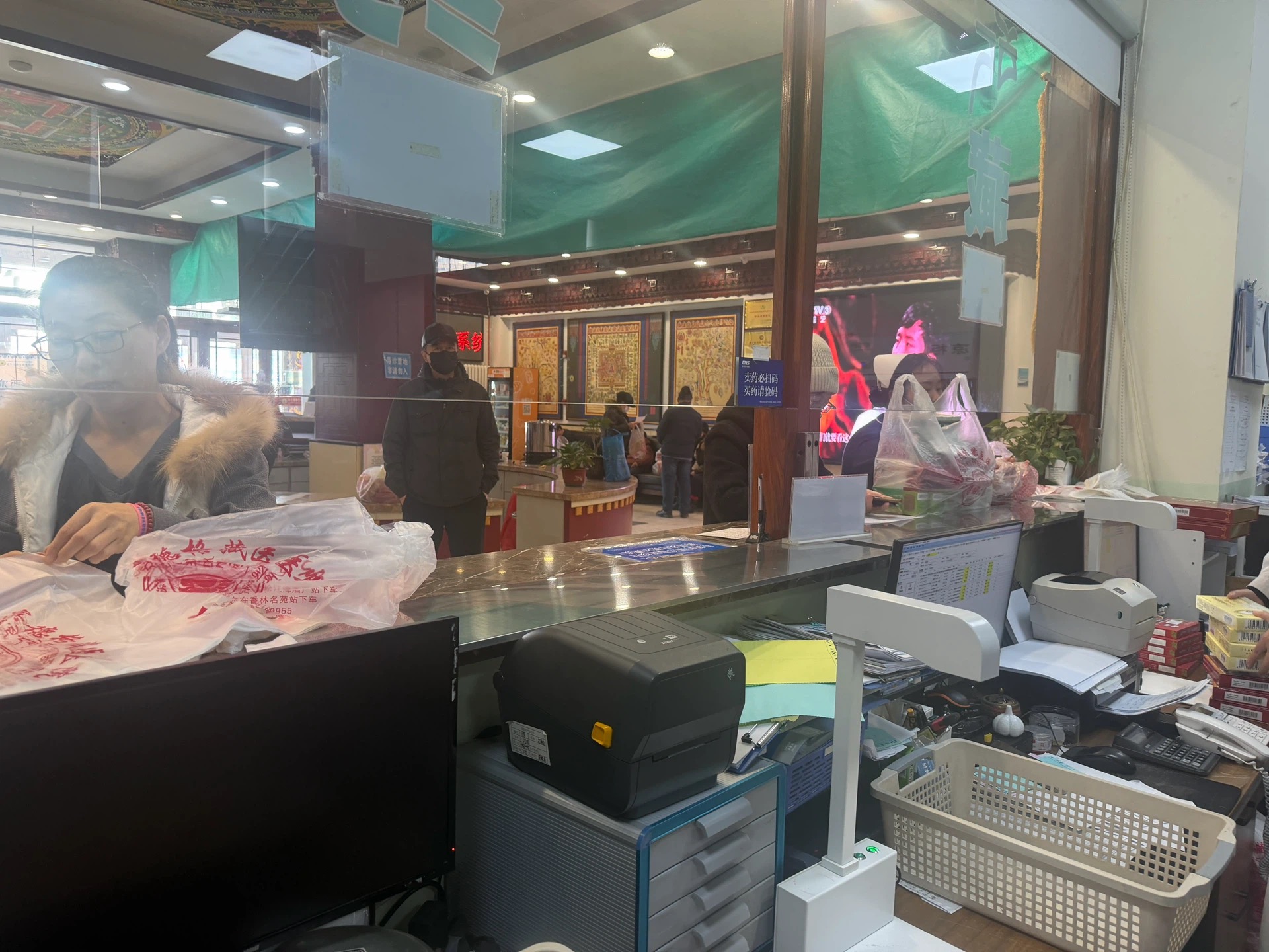 药房内部药师配药