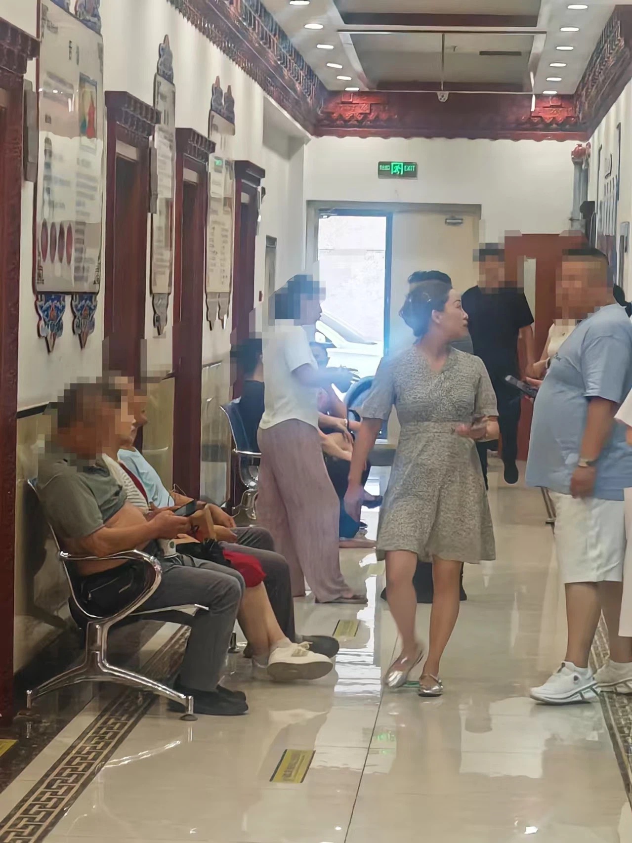 诊室走廊候诊患者排起长队