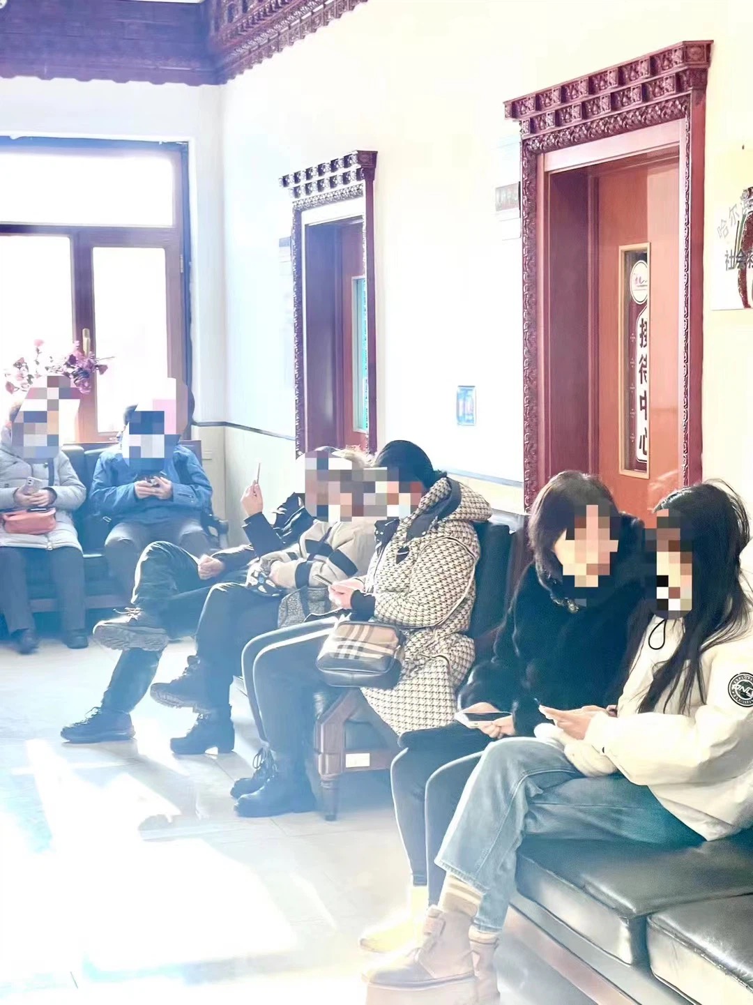 候诊区患者坐在长椅上等待就诊