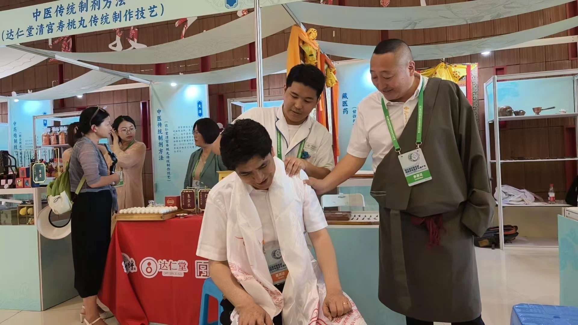 青佩院长在展位前与体验观众亲切交流