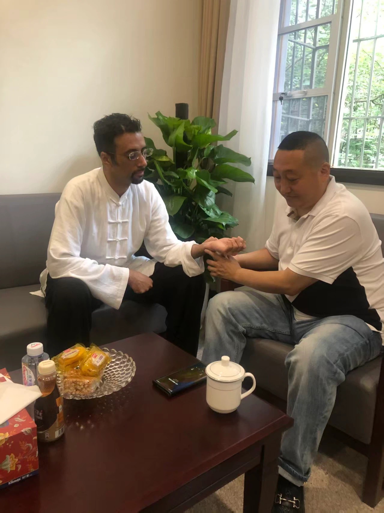 四朗青佩院长为国际友人把脉问诊