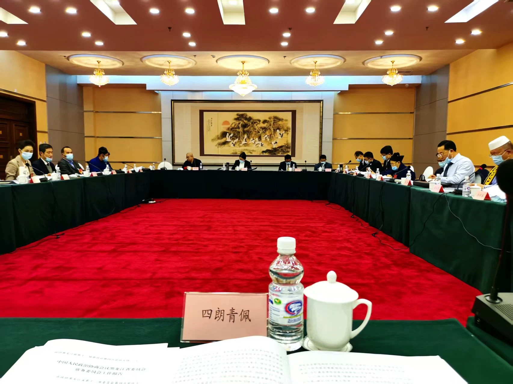 政协分组讨论会议室，桌牌四朗青佩