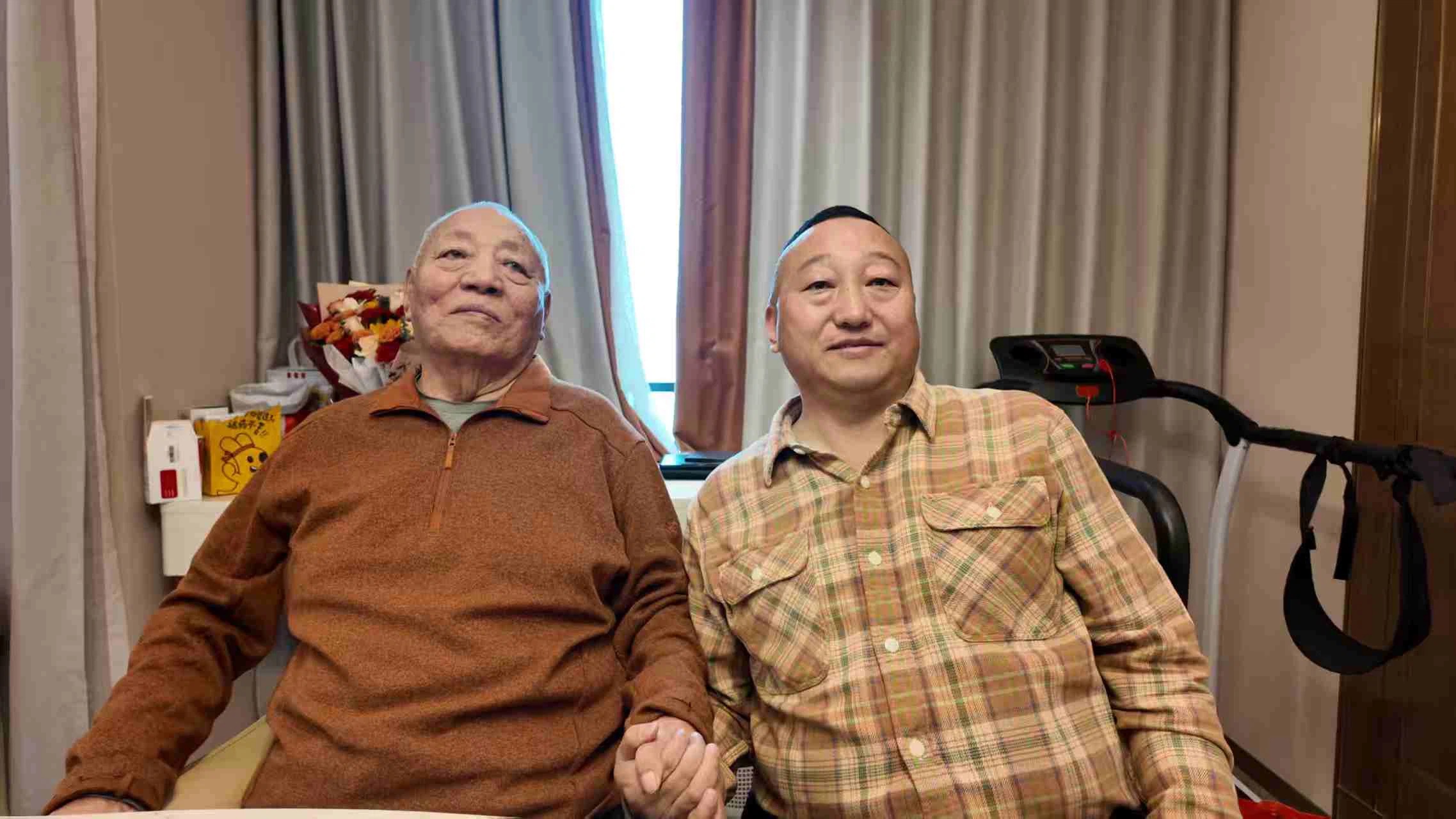 青佩院长与老活佛牵手合影