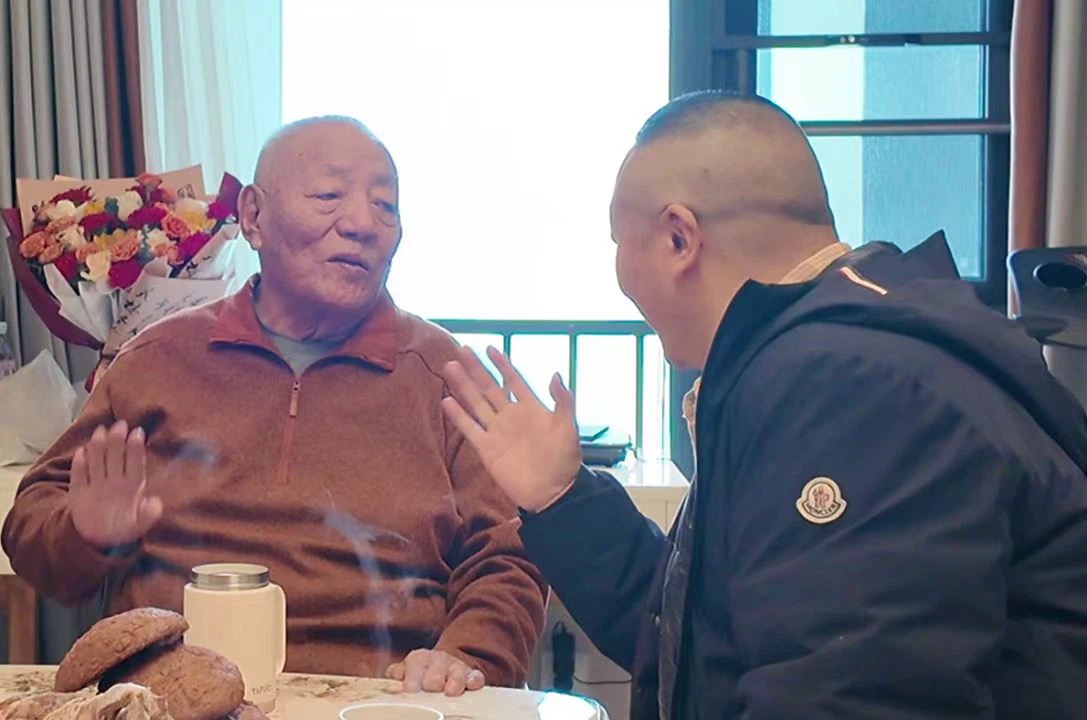 青佩院长与老活佛喝茶叙谈