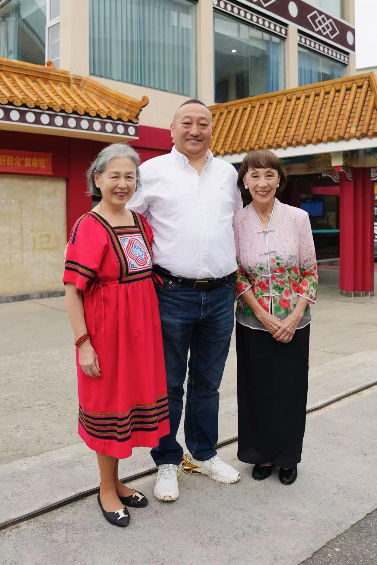 马来西亚Che'Engku公主与青佩院长及友人合影