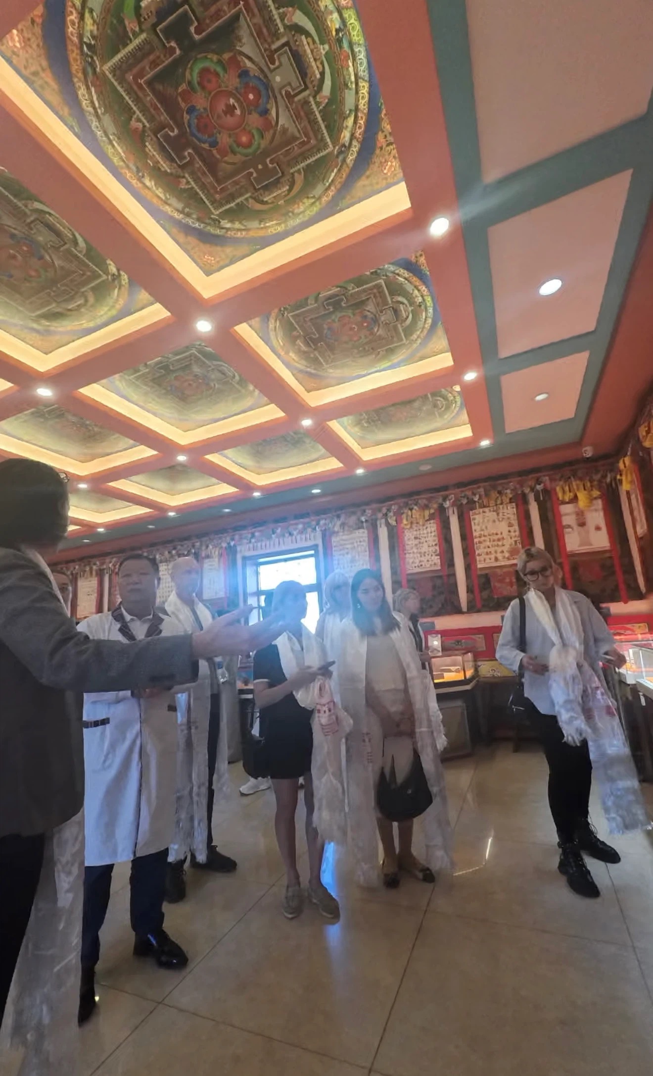 俄方代表团聆听藏医药文化讲解